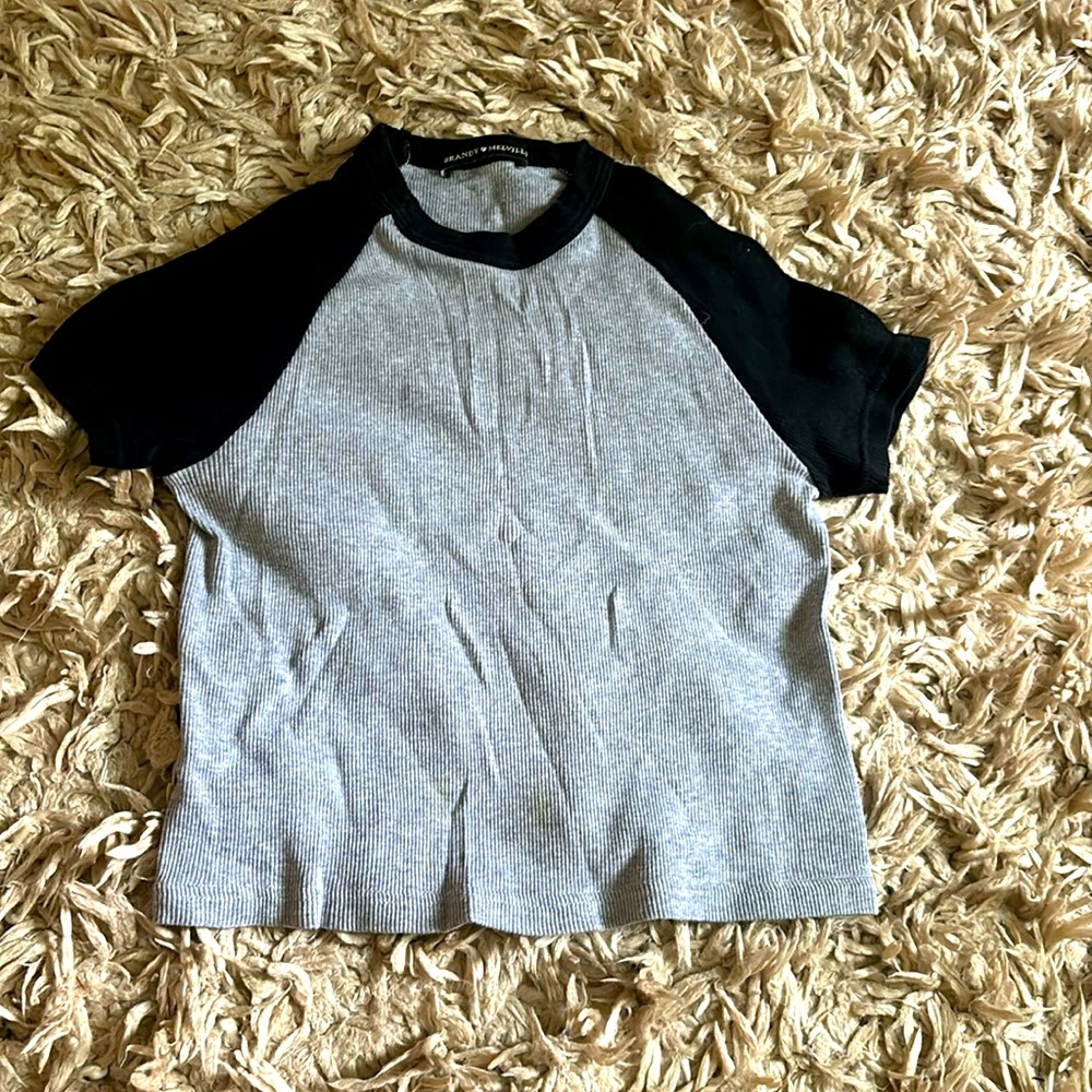 Cute cropped tee from Brandy Melville!
